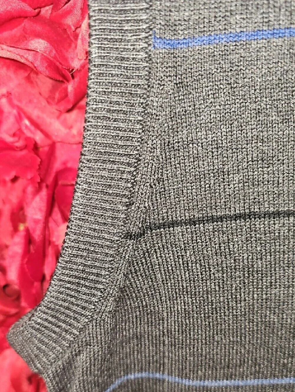 Dockers NWOT Dark Gray V-Neck Men's Sweater Vest with Blue Windowpane  Large